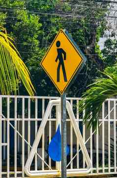 黄色的行人标志街登录playa的卡门墨西哥