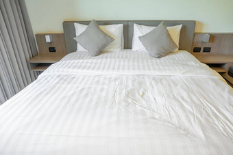 现代卧室白色床上