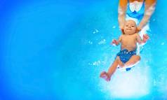 可爱的婴儿女孩享受游泳池妈妈。早期发展类婴儿教学孩子们游泳潜水