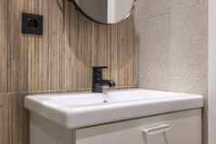 浴室水槽虚荣照亮明亮的光天花板墙结合灰色的花岗岩木粮食大理石瓷砖水槽镜子黑色的框架水龙头出口