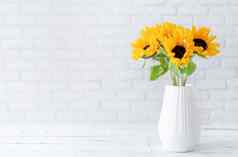 花束向日葵花瓶背景白色砖墙复制空间文本