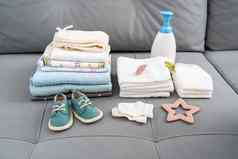 新生儿概念婴儿配件集尿布孩子们的东西婴儿沙发上
