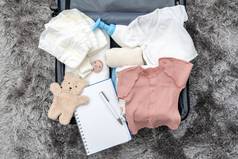 开放袋孕妇医院地板上手提箱婴儿衣服准备新生儿出生