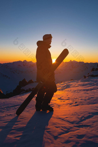 滑雪站前雪山滑雪度假胜地平静冬天日落运动员风景壁纸的地方蒙太奇