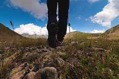特写镜头靴子徒步旅行小道山男人。走体育鞋子俯瞰自然地面