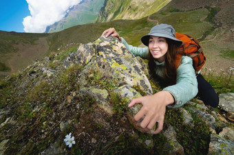 年轻的旅游女人微笑爬前悬崖背包攀爬陡峭的坡<strong>深山</strong>峡谷徒步旅行攀爬