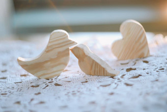 一对木雕刻手工制作的玩具鸟环保木教育玩具基于蒙特梭利方法木玩具手工制作的玩具幼儿园学前教育