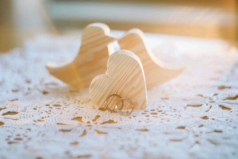 木手工制作的玩具鸟金婚礼环心婚礼爱建议婚姻家庭概念