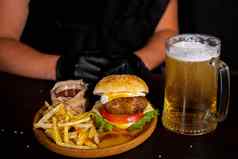 集汉堡啤酒法国薯条标准集饮料食物酒吧啤酒零食黑暗背景快食物传统的美国食物