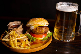 集汉堡啤酒法国薯条标准集饮料食物酒吧啤酒零食黑暗背景快食物传统的美国食物