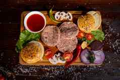 过程烹饪汉堡cropeed视图老板手黑色的手套准备芝士汉堡各种馅料的组成木桌子上餐饮好质量快餐概念