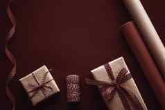 礼物准备生日假期礼物给工艺纸丝带礼物盒子巧克力背景包装工具装饰Diy礼物假期平躺设计