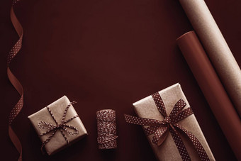 礼物准备生日假期礼物给工艺纸丝带礼物盒子<strong>巧克力</strong>背景包装工具装饰Diy礼物假期平躺设计