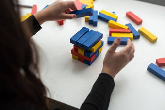 孩子们建筑木块操场上女孩孩子玩叠加木块在<strong>app</strong> store中查看游戏冥想实践手运动控制建筑计算技能孩子们的玩概念
