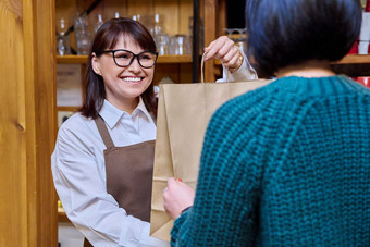 女人餐厅工人发行订<strong>单外卖</strong>食物纸袋