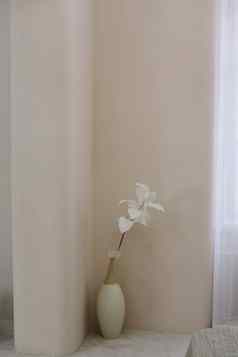 时尚的舒适的室内卧室花瓶白色花首页装饰