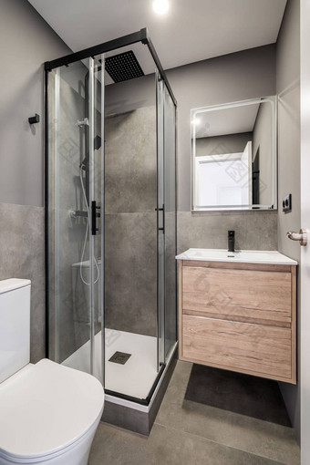 小浴室明亮的照明白色天花板角落里淋浴玻璃滑动门厕所。。。碗水槽白色陶瓷墙设计师镜子反射前面通过