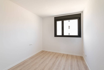 小空房间家具地板上光木层压板窗口使黑色的塑料播放房间日光进入磨砂玻璃窗口