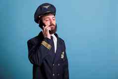 中间岁的飞行员会说话的智能手机