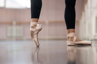 特写镜头芭蕾舞女演员尖端鞋子跳舞类女人站然后