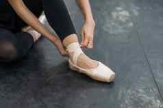 不知名的女人把尖端鞋子特写镜头芭蕾舞演员的腿