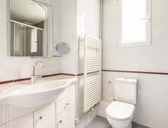 舒适的明亮的白色浴室钻石形状的瓷砖窗口自然光厕所。。。水槽加热毛巾铁路镜子概念现代舒适的浴室