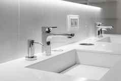 特写镜头时尚的汇水龙头白色浴室斜切的镜子背光概念现代时尚的浴室酒店宽敞的首页