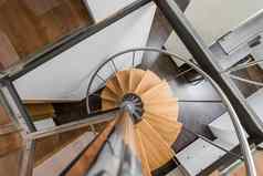 现代螺旋楼梯木步骤金属栏杆创建感觉失重时尚的楼梯美丽的体系结构房子时尚的设计
