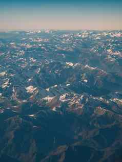 令人惊讶的是美丽的全景空中视图白雪覆盖的山范围阿尔卑斯山脉飞行高山山山峰覆盖雪的地方山范围地平线Azure天空