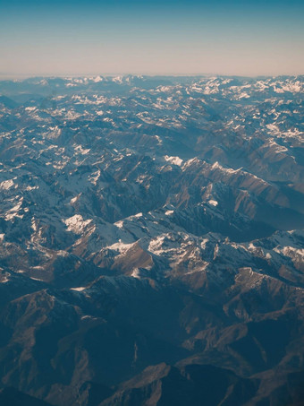 令人惊讶的是美丽的全景空中视图白雪覆盖的山范围阿尔卑斯山脉飞行高山山山峰覆盖雪的地方山范围地平线Azure天空