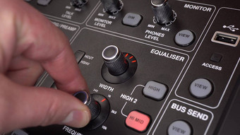 声音工程师调整频率数字音频混合机男人。按按钮转切换开关声音控制台特写镜头男人的手