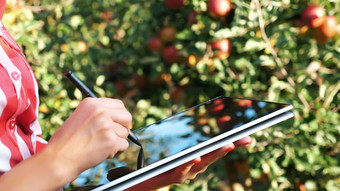 关闭女业务农民农学家工作苹果花园使笔记平板电脑质量控制集中工作聪明的<strong>农业数字农业</strong>概念