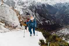 登山者攀爬雪山视图山波纹管背景