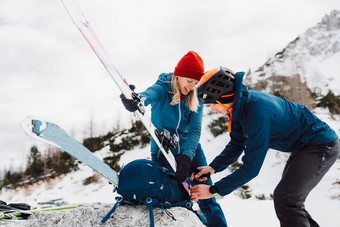 夫妇准备好了滑雪巡回演出冒险阿尔卑斯山脉