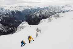 雪白色阿尔卑斯山脉夫妇滑雪游览车攀爬山滑雪回来