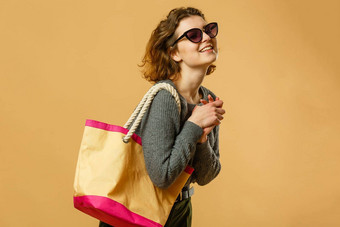 旅行者旅游女人夏天休闲衣服他手提箱孤立的黄色的橙色背景女乘客旅行在国外旅行周末度假空气飞行旅程概念