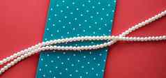 珍珠珠宝项链摘要蓝色的波尔卡点背景珊瑚背景