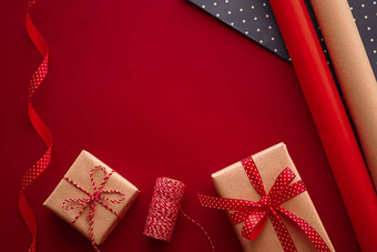 礼物准备生日假期礼物给工艺纸丝带礼物盒子红色的背景包装工具装饰Diy礼物假期平躺设计