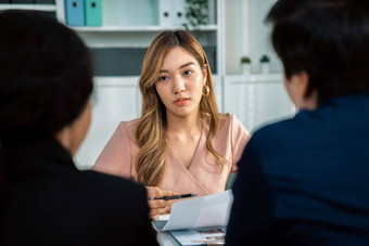 年轻的女亚洲候选人留下深刻印象面试官主管