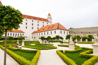 院子里花园巴洛克式的城堡布拉迪斯拉发城堡站孤立的岩石山直接多瑙河河中心布拉迪斯拉发斯洛伐克
