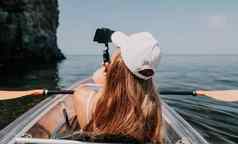 女人皮艇回来视图快乐年轻的女人长头发浮动透明的皮艇水晶清晰的海夏天假期假期快乐的女人放松有趣的船
