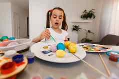 复活节假期庆祝活动可爱的女孩快乐小孩子色彩斑斓的鸡蛋铅笔