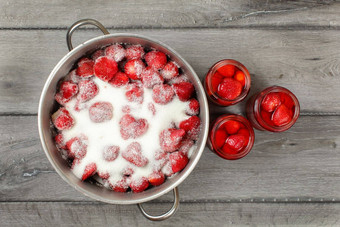 桌面视图钢把草莓覆盖水晶糖瓶腌草莓首页使小时苹果酱准备