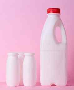 白色塑料瓶牛奶乳制品产品粉红色的背景