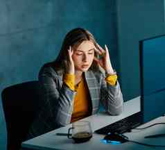 女商人workingtired强调过度劳累疲惫晚些时候晚上业务电脑女人办公室技术光黑暗的最后期限工作