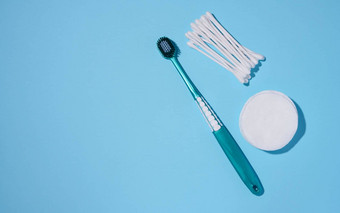 牙刷轮棉花海绵棉花味蕾蓝色的背景卫生产品