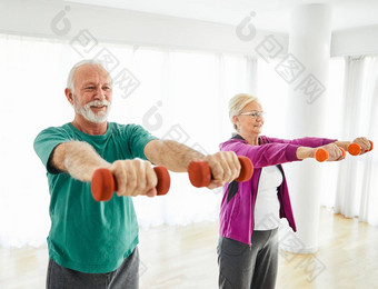 高级伸展运动锻炼女人培训生活方式体育运动<strong>健身</strong>首页<strong>健</strong>康的<strong>健身</strong>房锻炼适合男人。夫妇团队哑铃提升强度提升weigth