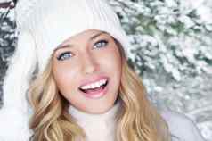 冬天假期旅行生活方式时尚美丽的快乐女人雪森林自然滑雪度假胜地休闲活动在户外圣诞节一年假期肖像