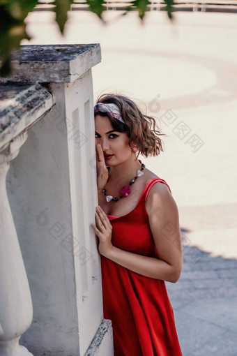 女人红色的<strong>丝绸衣服</strong>绷带头微笑背景叶子树倾斜鸡笼相机垂直照片