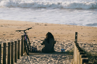 女孩自行车坐着海滩放松平静前面海波